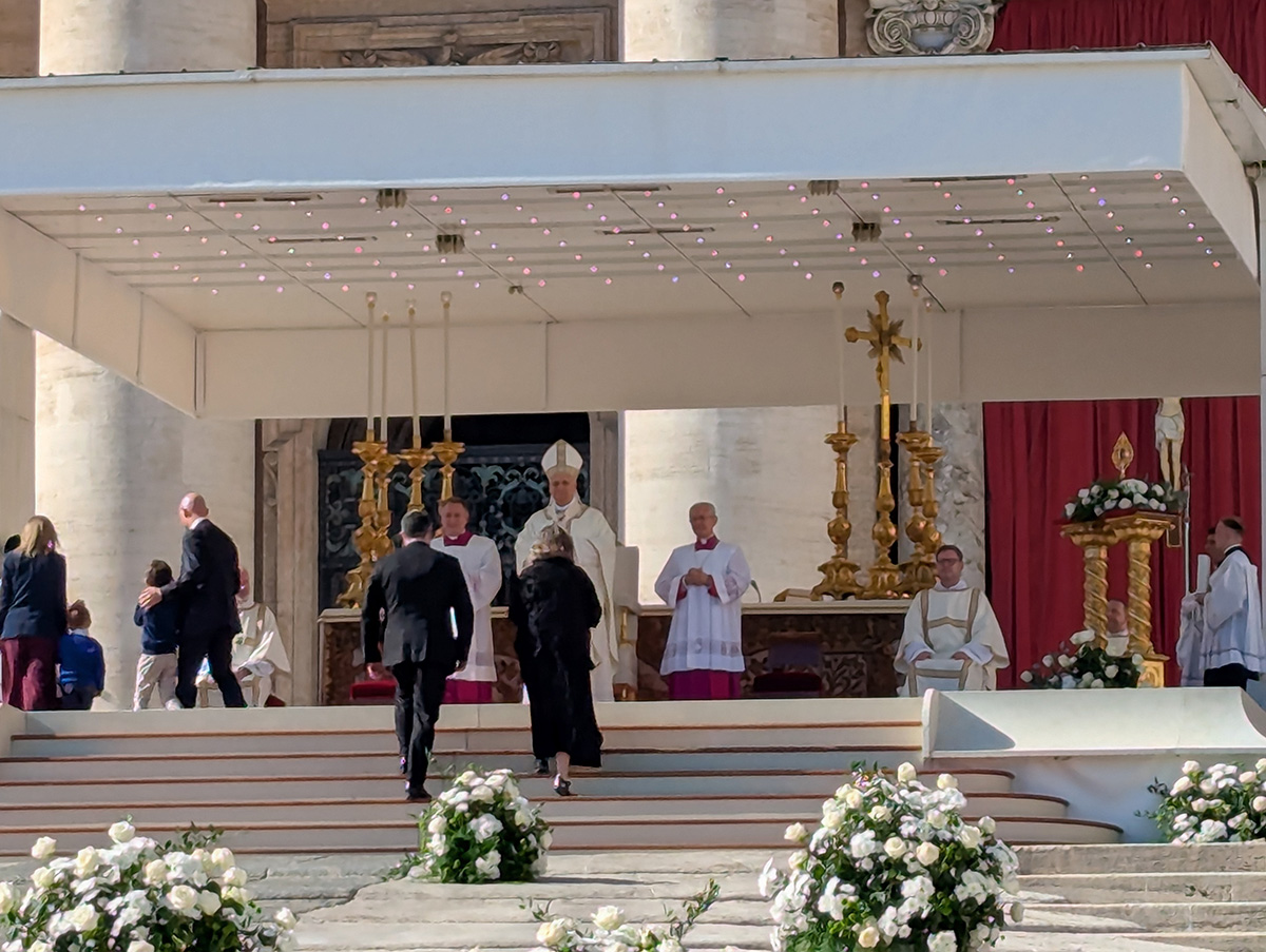 Dr. Christopher Cimorelli and Dr. Elizabeth Huddleston bringing up the gifts for the sacrifice of the mass